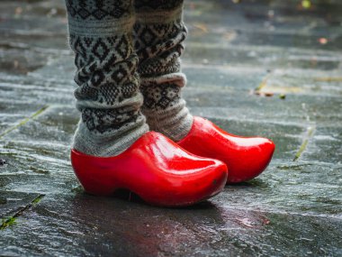 Tipik Hollanda tahta ayakkabıları. Yünlü sokta çiftçi bacakları.