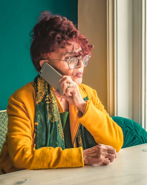 Idosos Asiático Mulher Falando Telefone Auto Isolamento Durante Coronavírus Surto — Fotografia de Stock