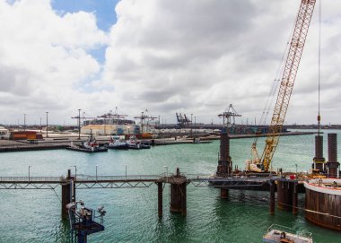 Dover limanıvinçler ile Haven görünümü . Feribot Dover Limanı'na yanaşmak için geliyor. Büyük martı feribot köşesinde oturan.
