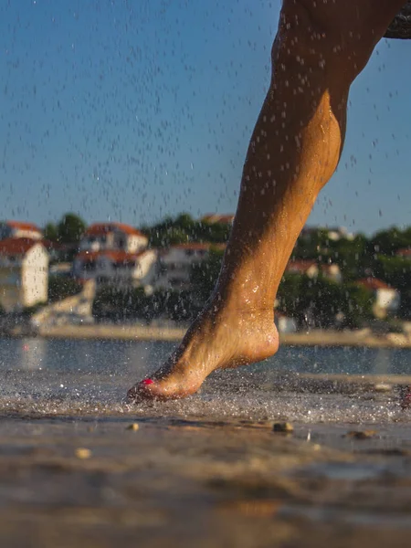 Female Wet Bare Feet Clean Water Shower Beach Morning Recrei — Stock Photo, Image