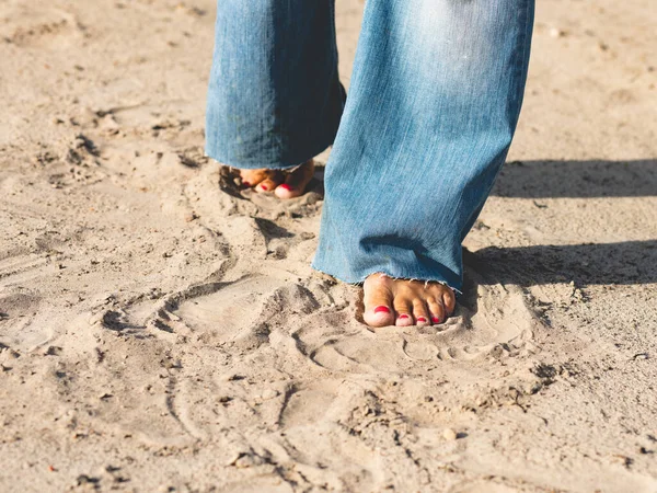Női Lábak Sétálnak Tengerpart Homokján Közelről — Stock Fotó