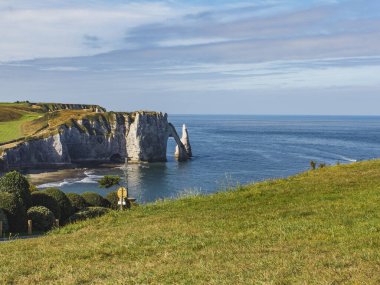 Etretat 'ın tebeşir kayalıkları (Normandiya Fransa) doğal kemer olarak adlandırılan Manneporte, doğal kemer Porte d' Aval ve L 'Aiguille adlı taş iğne, yukarıdan görünüm.