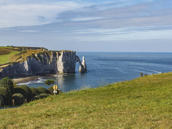 Kalkklippor Etretat Normandie Frankrike Med Den Naturliga Bågen Kallas Manneporte — Stockfoto