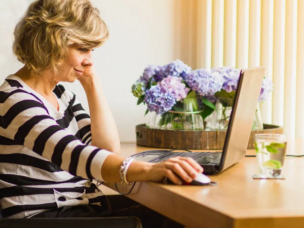 Attractive Smiling Middle Aged Woman Striped Shirt Working Using Laptop — Stock Photo, Image