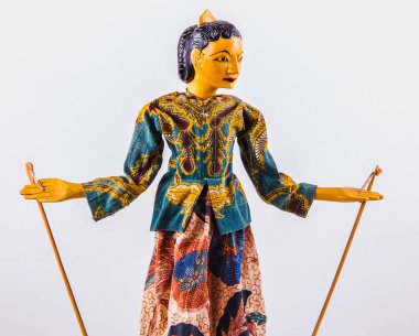 Beyaz arka planda geleneksel folklor elbiseli Endonezyalı kadın kuklası, nesneniz veya metniniz için alanı kopyalayın.