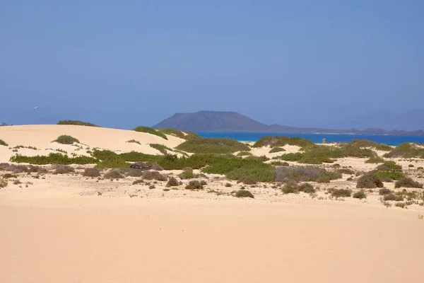 Písečné duny a pláž v národním parku Corralejo, Fuerteventura. — Stock fotografie
