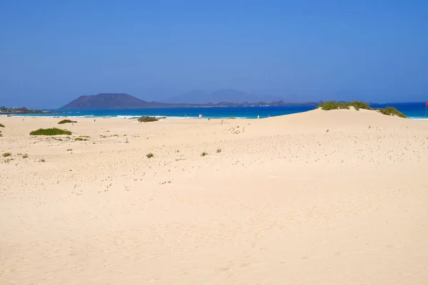 Písečné duny a pláž v národním parku Corralejo, Fuerteventura. — Stock fotografie