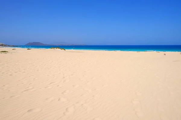 Sanddünen und Strand im Nationalpark Corralejo, fuerteventura. — Stockfoto
