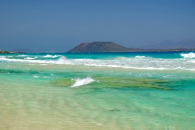 Corralejo, Fuerteventura'dan Lobos Adası'na bak.