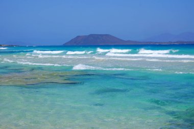 Corralejo, Fuerteventura'dan Lobos Adası'na bak.
