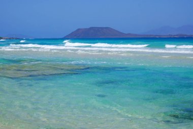 Corralejo, Fuerteventura'dan Lobos Adası'na bak.