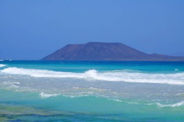 Corralejo, Fuerteventura'dan Lobos Adası'na bak.