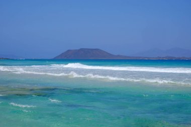 Corralejo, Fuerteventura'dan Lobos Adası'na bak.