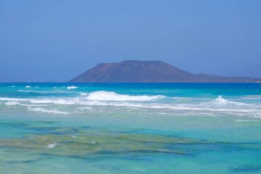 Corralejo, Fuerteventura'dan Lobos Adası'na bak.