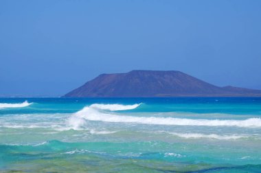 Corralejo, Fuerteventura'dan Lobos Adası'na bak.