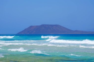 Corralejo, Fuerteventura'dan Lobos Adası'na bak.