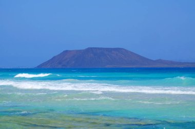Corralejo, Fuerteventura'dan Lobos Adası'na bak.