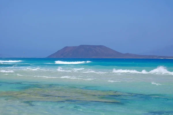 Pohled na ostrovní Lobos z Corralejo, Fuerteventura. — Stock fotografie