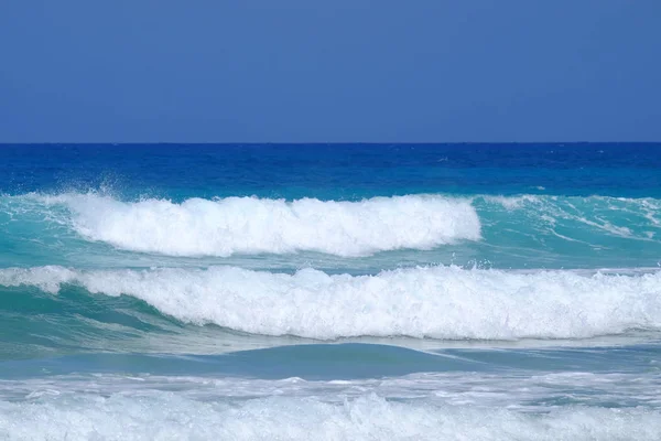 Ola de en el océano azul . — Foto de Stock