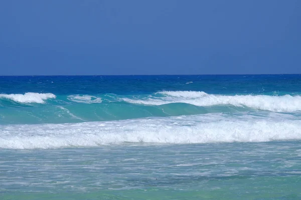 Golf van in de blauwe oceaan. — Stockfoto