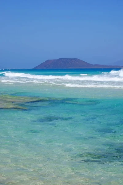 Corralejo, Fuerteventura'dan Lobos Adası'na bak. — Stok fotoğraf