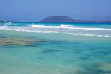 Corralejo, Fuerteventura'dan Lobos Adası'na bak.