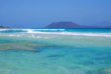 Corralejo, Fuerteventura'dan Lobos Adası'na bak.