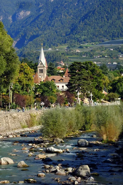 Vista sul fiume Passer a Merano, Italia . — Foto Stock