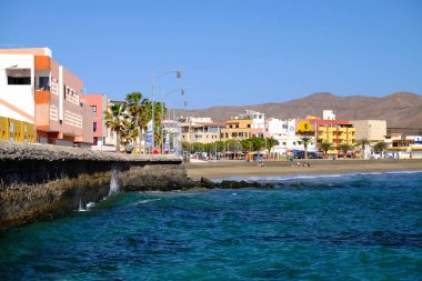 Fuerteventura üzerinde Plaj ve köy Gran Tarajal, İspanya. 