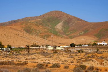 Kanarya Isla üzerinde kırmızı volkanik dağlar ile tipik manzara