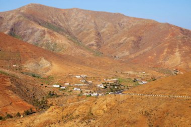 Kanarya Isla üzerinde kırmızı volkanik dağlar ile tipik manzara