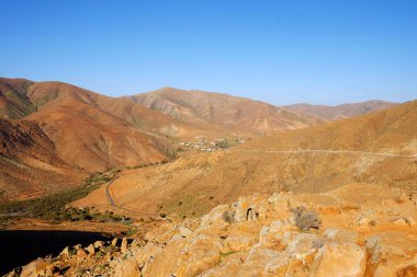 Kanarya Isla üzerinde kırmızı volkanik dağlar ile tipik manzara