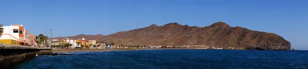 ชายหาดและหมู่บ้าน Gran Tarajal บน Fuerteventura, สเปน พาโนรามา — ภาพถ่ายสต็อก