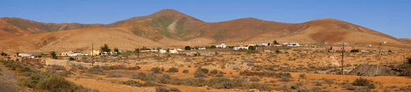 Typisch landschap met rode vulkanische bergen op de Canarische Isla — Stockfoto