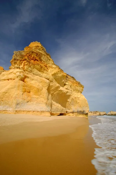 포르티마오의 프라이아 데 로차(Praia de Rocha) 해변의 아름다운 바위 전망, — 스톡 사진