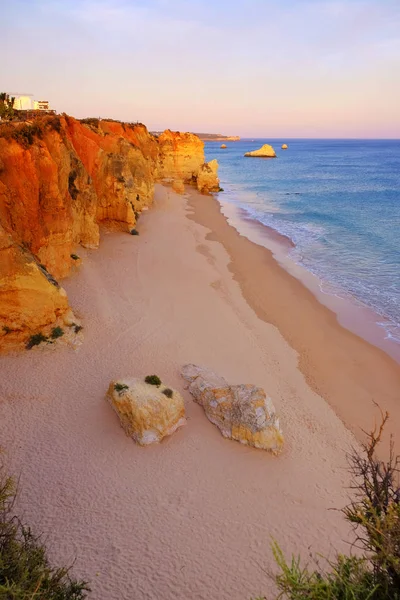 Vista sobre Praia de Rocha em Portimão, Algarve, Portugal . — Fotografia de Stock