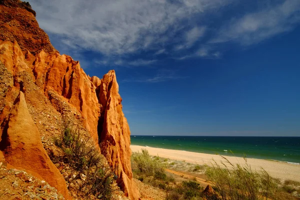 Røde klipper på Praia da Falesia - Falesia stranden i Algarve, Po - Stock-foto