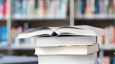 Kitaplıktaki kitap yığınına açık kitap.