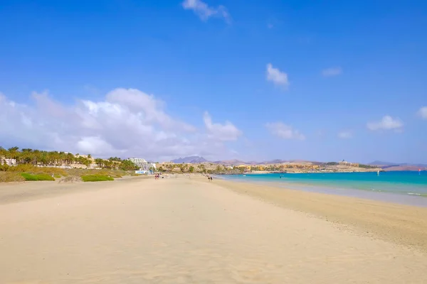 Strand Costa Calma op Fuerteventura met resorts, Canarische eilanden. — Stockfoto