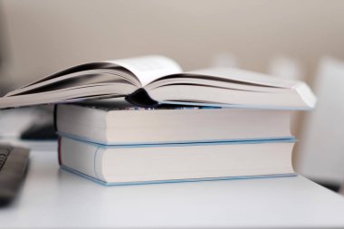 Masadaki kitap yığınını aç..