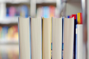 Bir kütüphanede kitap yığını.