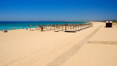 Alvor, Portekiz - Mai 26, 2019: Alvor Poente plajına bak.
