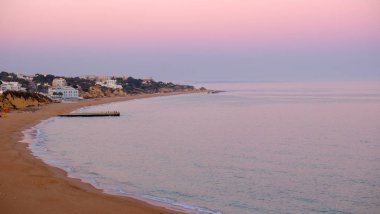 Albufeira, Faro Bölgesi sahiline bak. Algarve, Portekiz.
