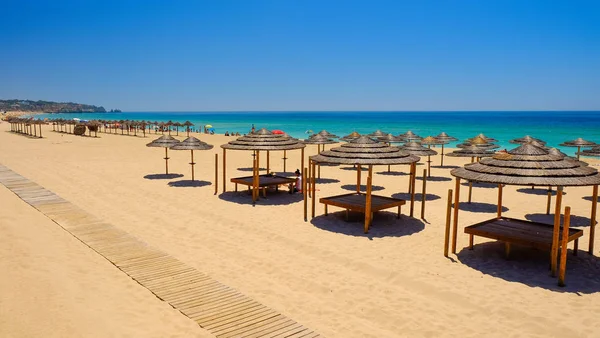 Alvor, Portekiz - Mai 26, 2019: Alvor Poente plajına bak 