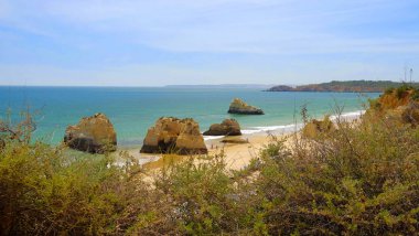Algarve, Portekiz'deki Portimao plajında manzara.