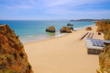 Algarve, Portekiz'deki Portimao plajında manzara.