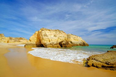 Algarve güzel bir uçurumun görünümü. Portimao Plaj Careanosy.