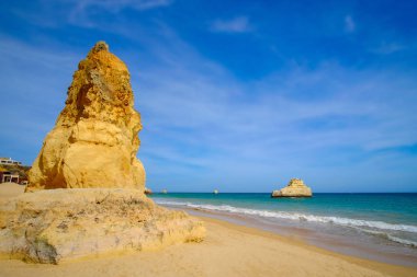 Algarve güzel bir uçurumun görünümü. Portimao Plaj Careanosy.