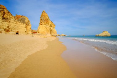 Algarve güzel bir uçurumun görünümü. Portimao Plaj Careanosy.
