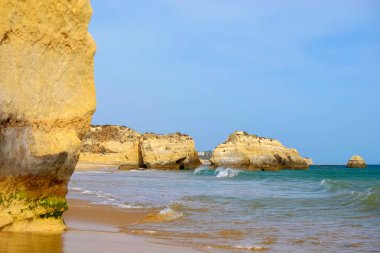 Algarve'deki güzel kayalıkların manzarası. Portimao Plaj Careanosy